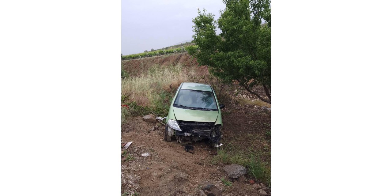 Kayganlaşan yolda kontrolden çıkan otomobil tarlaya uçtu
