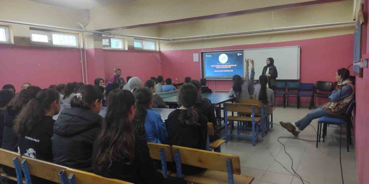 Öğrencilere doğa ve biyoçeşitlilik anlatılıyor