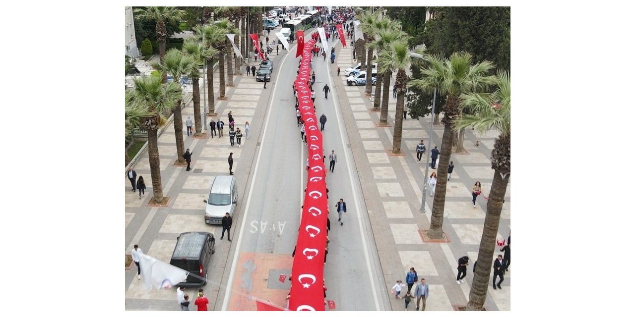 120 metrelik Türk bayrağı elden ele taşındı