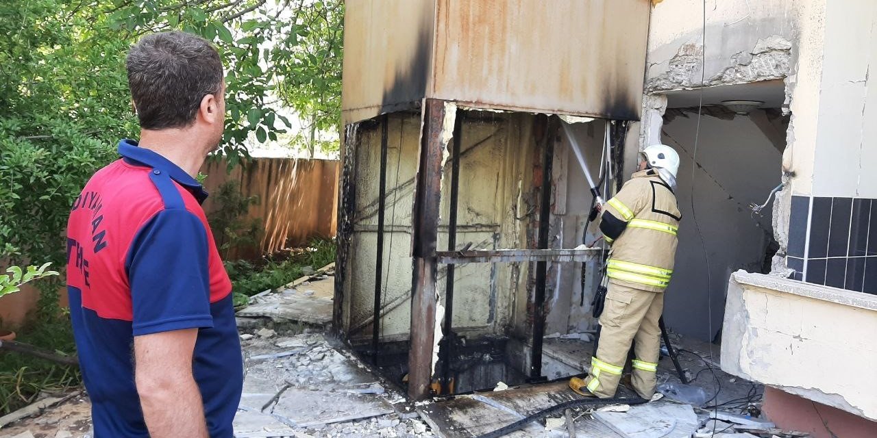 Hasarlı binadan asansörü sökerken yangın çıktı