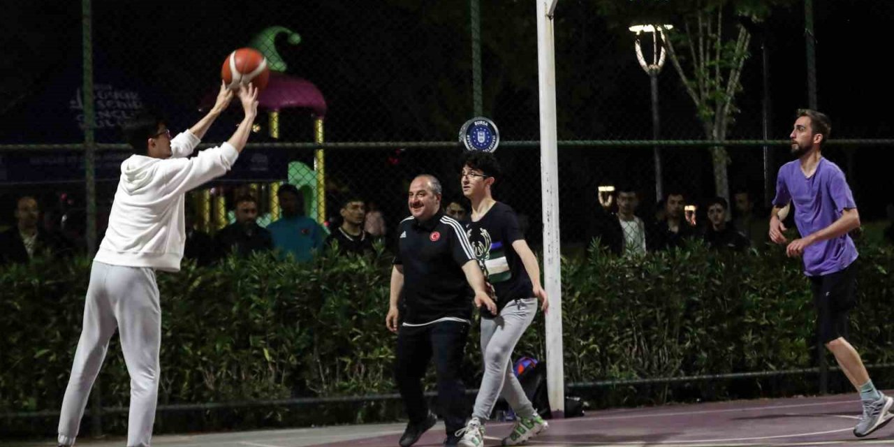 Bakan Varank, ilk kez oyunu kullanan gençlerle gece yarısı basketbol maçı yaptı