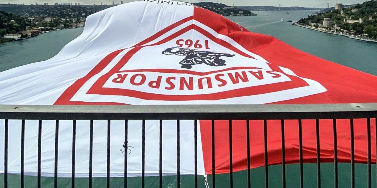 Şampiyon Samsunspor’un bayrağı İstanbul Boğazı’na asıldı