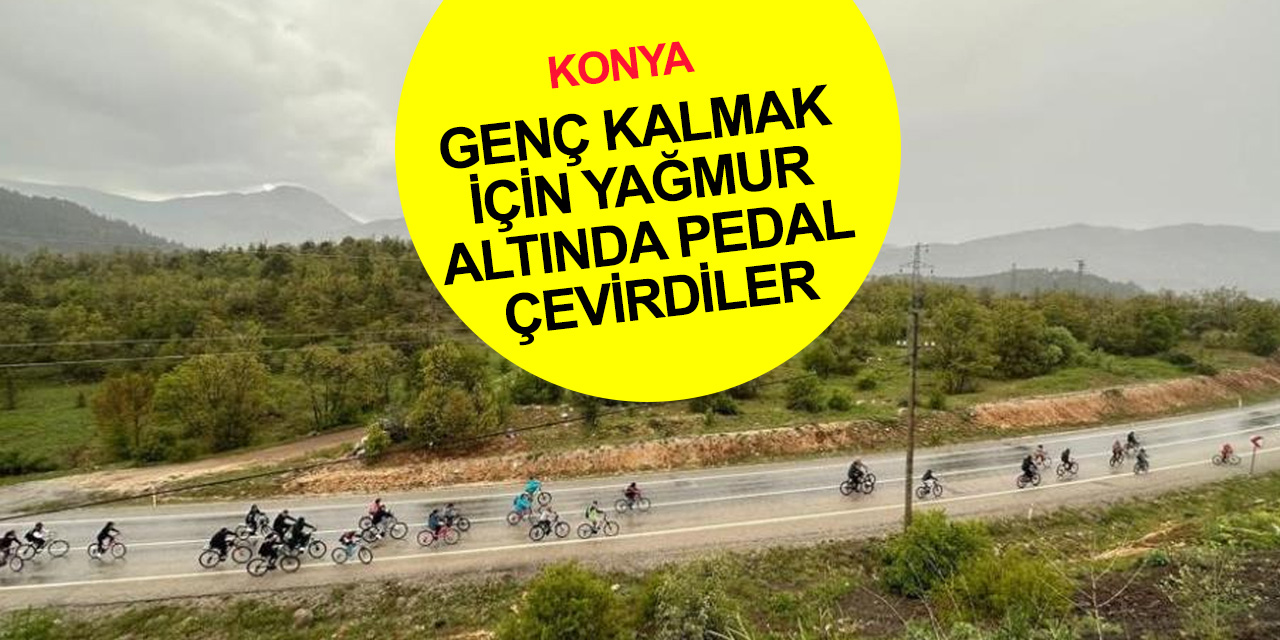 Konya'da gençler, genç kalmak için yağmur altında pedal çevirdi