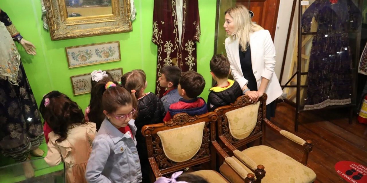 Burhaniye’de minik öğrencilerden müze ziyareti