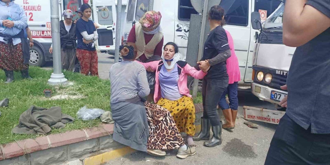 Tarım işçilerine taşıyan minibüs ile kamyonet çarpıştı: 9 yaralı