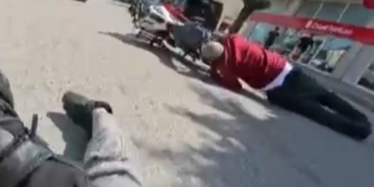 Motosiklet sürücüsü yayalara çarpmamak için kendini feda etti