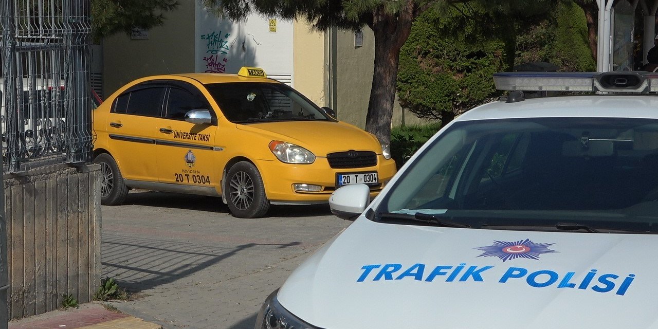 5 yerinden bıçaklanan taksicinin meslektaşları kontak kapattı