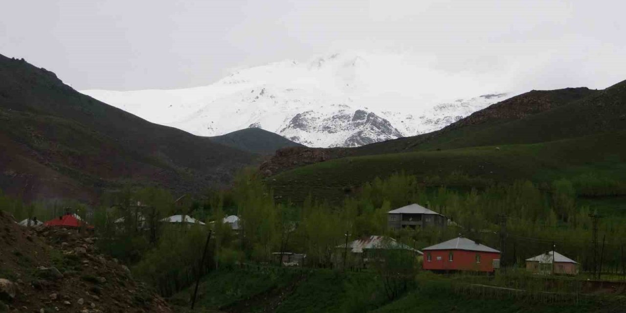 Yüksekova’nın yüksek kesimleri beyaza büründü