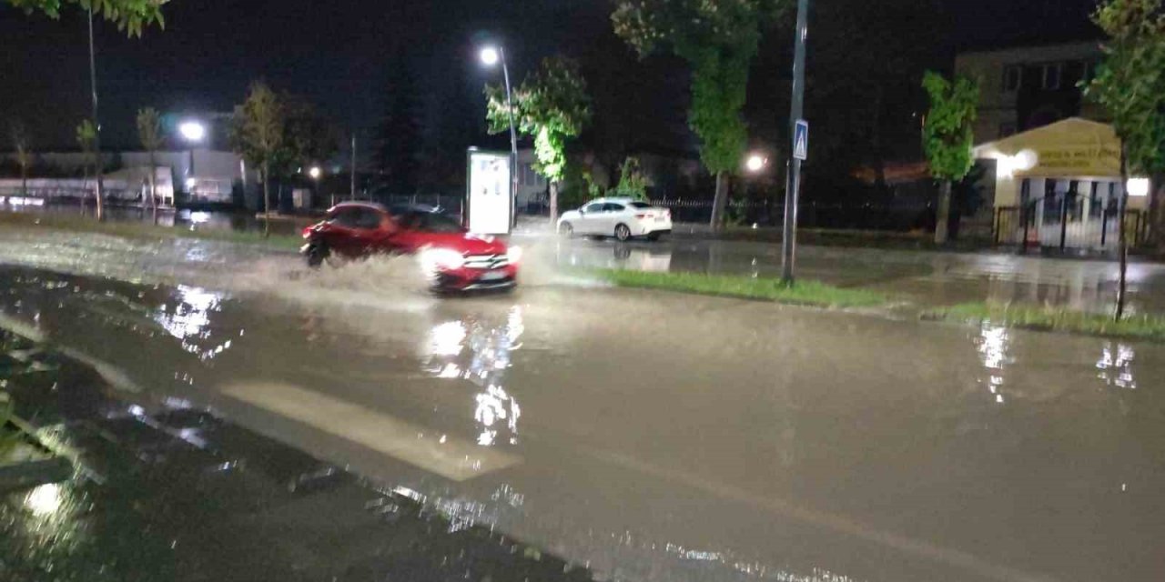 Sivas’ta kuvvetli yağış caddeleri göle çevirdi