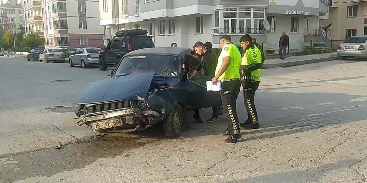 Otomobil, minibüsle çarpıştı: 2 yaralı