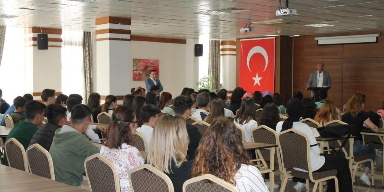 Ayvalık’ta akademisyenler öğrencilerle derste buluştu