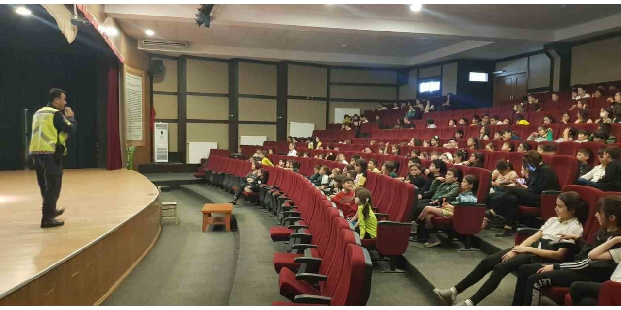 Jandarma ekipleri öğrencileri bilgilendirdi