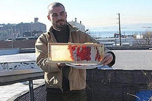 Arılar kırmızı bal verdi!