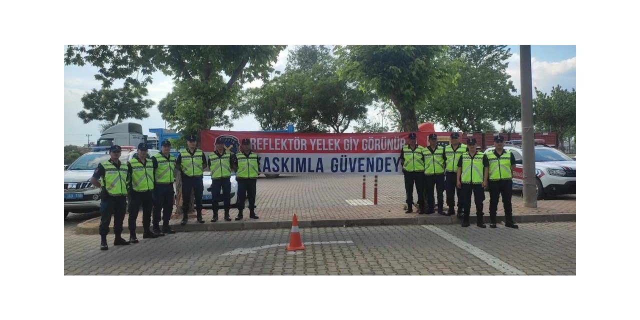İzmir’de jandarma 300 reflektif yelek dağıttı