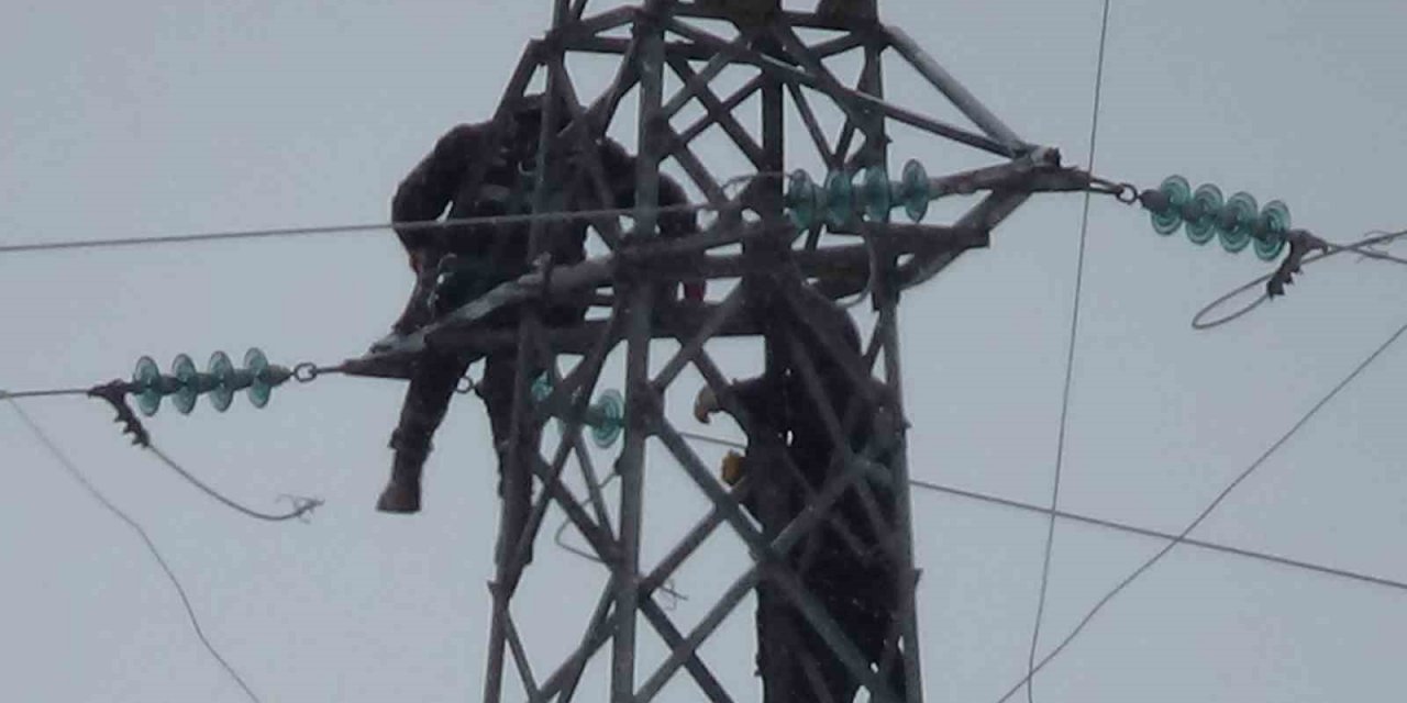 Elektrik firması çalışanlarının 25 metrede zorlu onarım çalışması