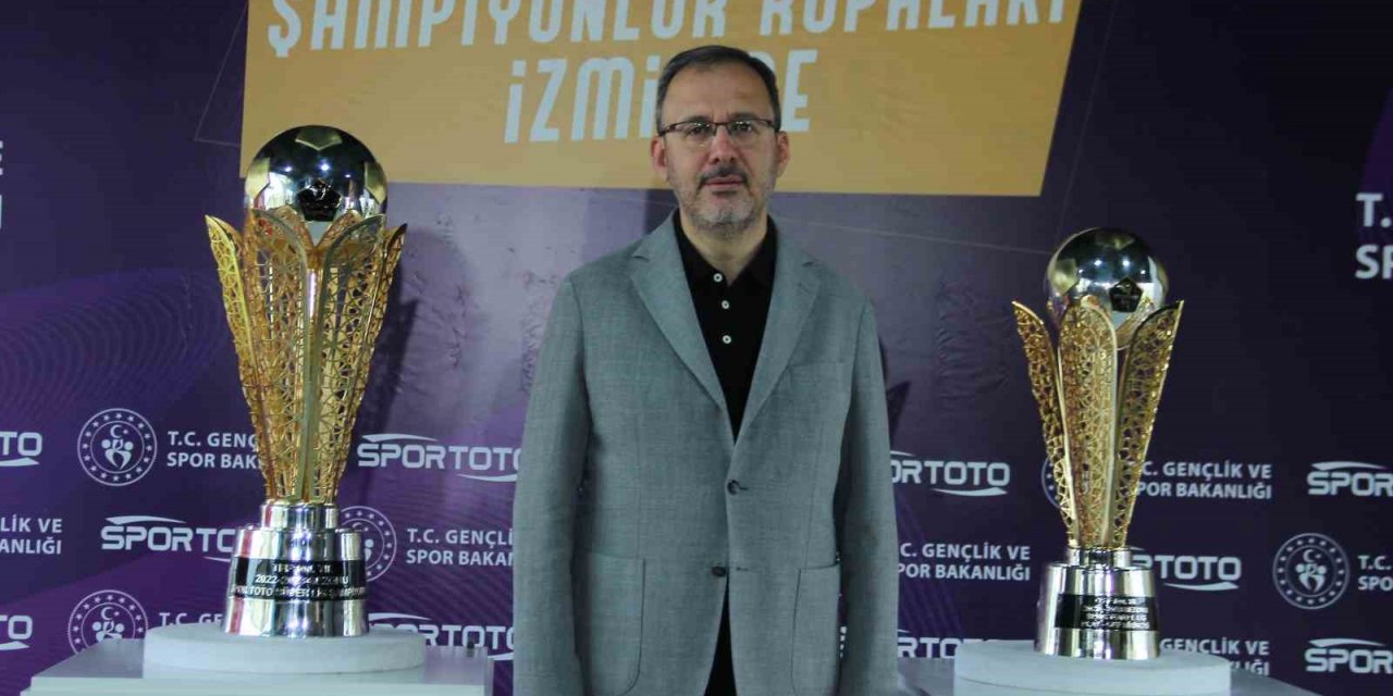 Bakan Kasapoğlu, Spor Toto Süper Lig ve 1. Lig kupalarının tanıtımına katıldı