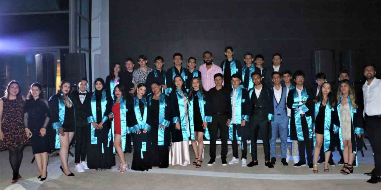 Diyarbakır’da Radikal Okulları 64 öğrenciyi mezun etti