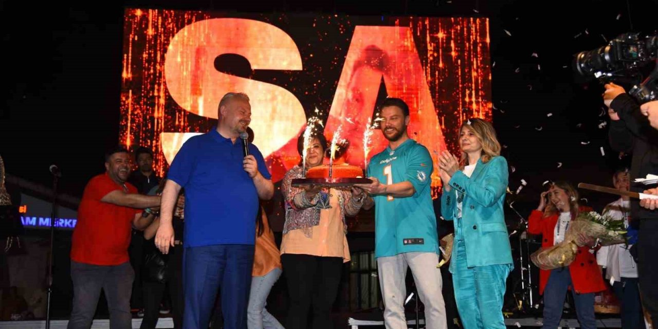 Doğum gününde sahne alan Sinan Akçıl’a sahnede sürpriz