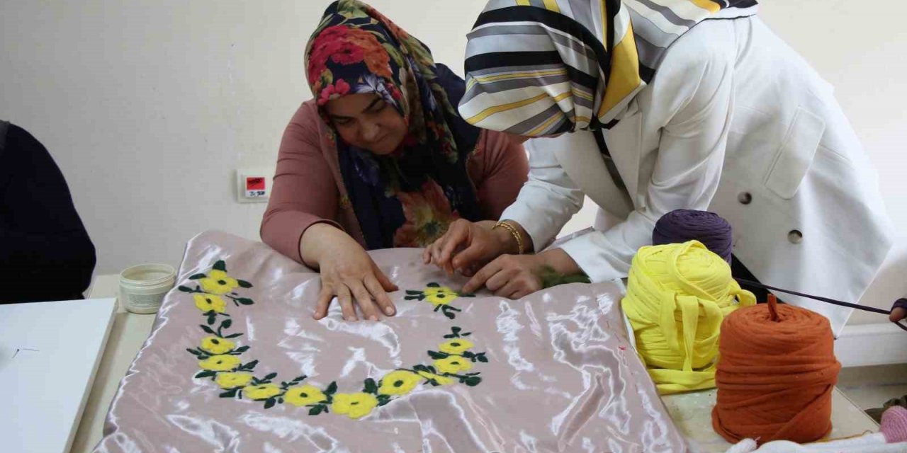 Kadınlar öğrenirken çocukları da eğleniyor