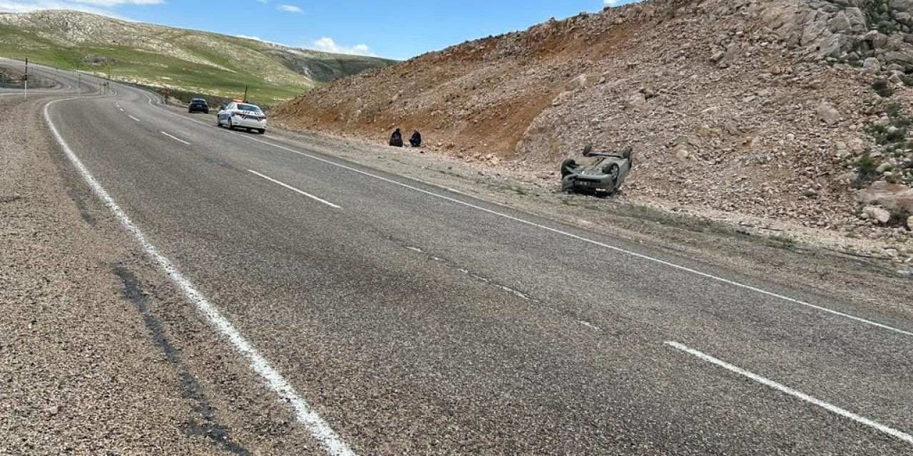 Yoldan çıkıp ters döndü: 5 yaralı