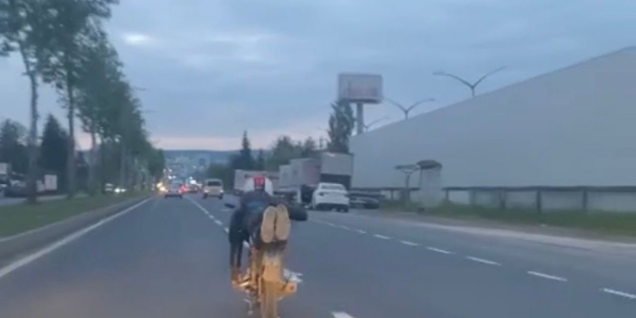 Motosikleti yatarak kullandı