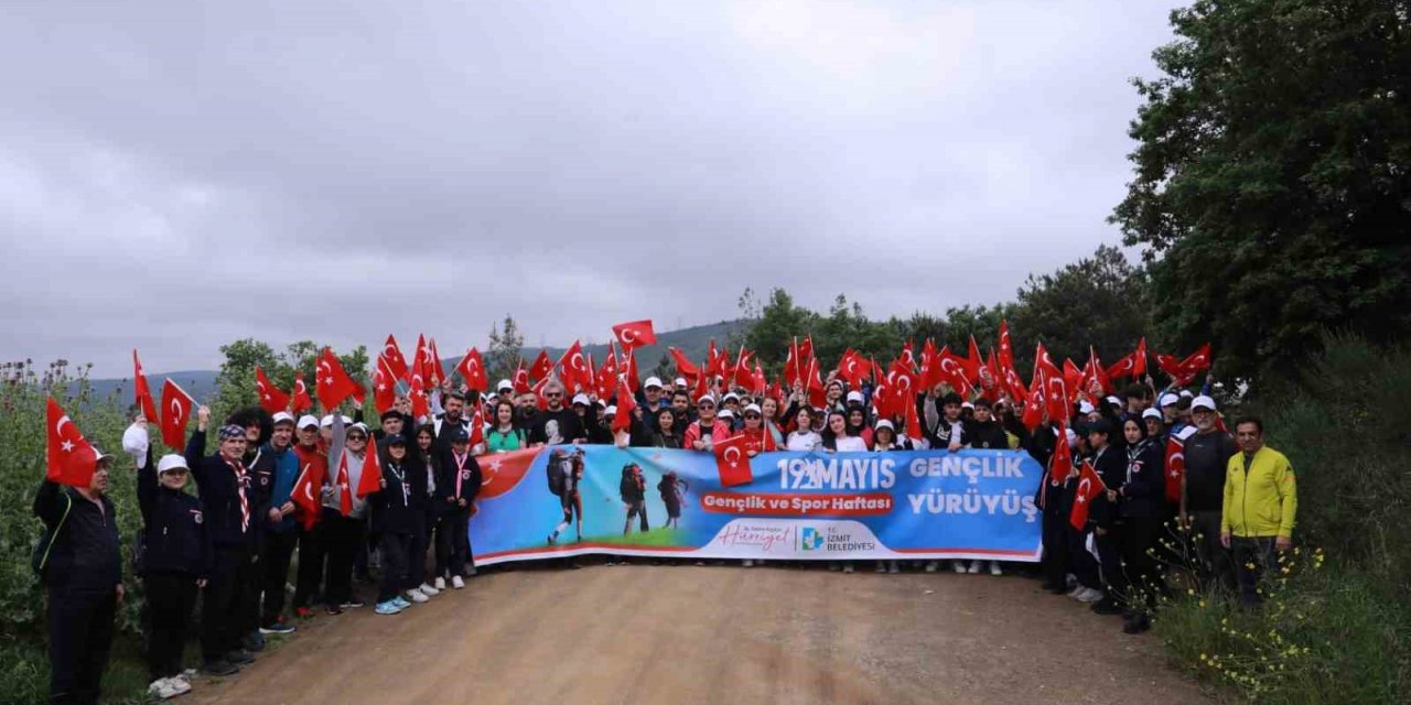 İzmitliler "Gençlik Yürüyüşü" ile bir kez daha bayram kutladı