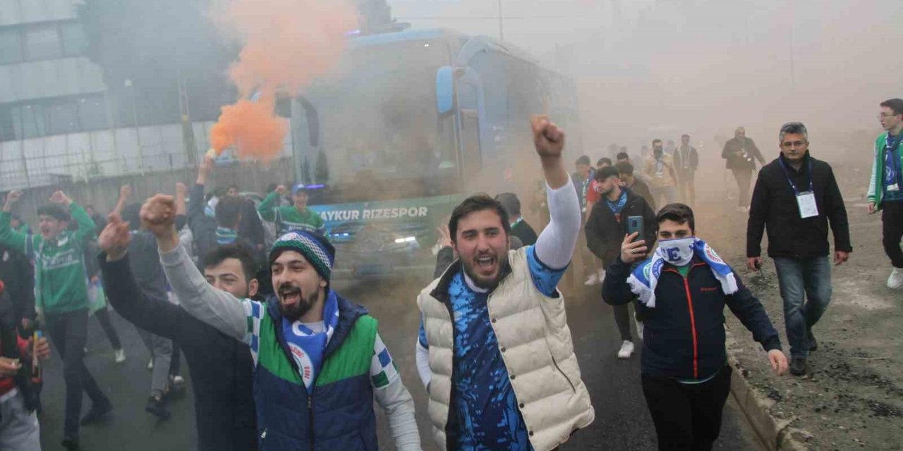 Rizespor taraftarı, takımı stada meşalelerle uğurladı