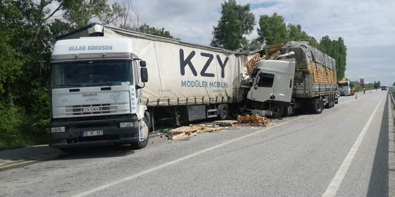 Yol kenarına park eden tıra arkadan gelen başka tır çarptı