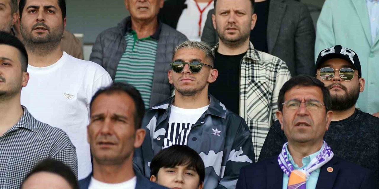 Lucas Torreira, Eyüpspor - Ankara Keçiörengücü maçını takip ediyor