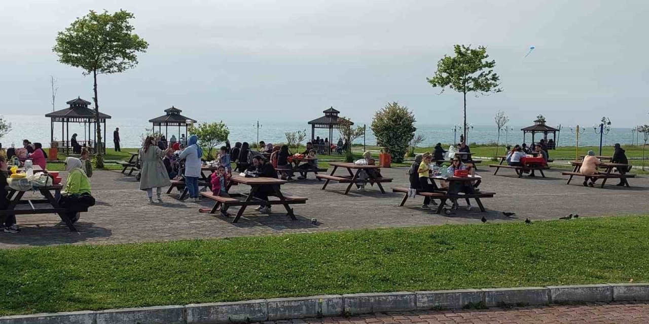 Alaplı’da güneşi gören sahile koştu