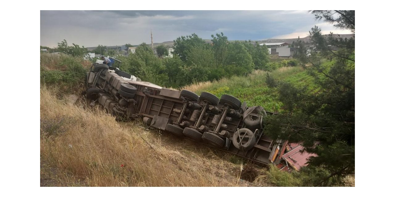 Freni patlayan tır şarampole devrildi