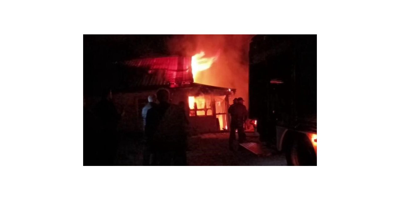 Sakarya’da tek katlı ev alev alev yandı