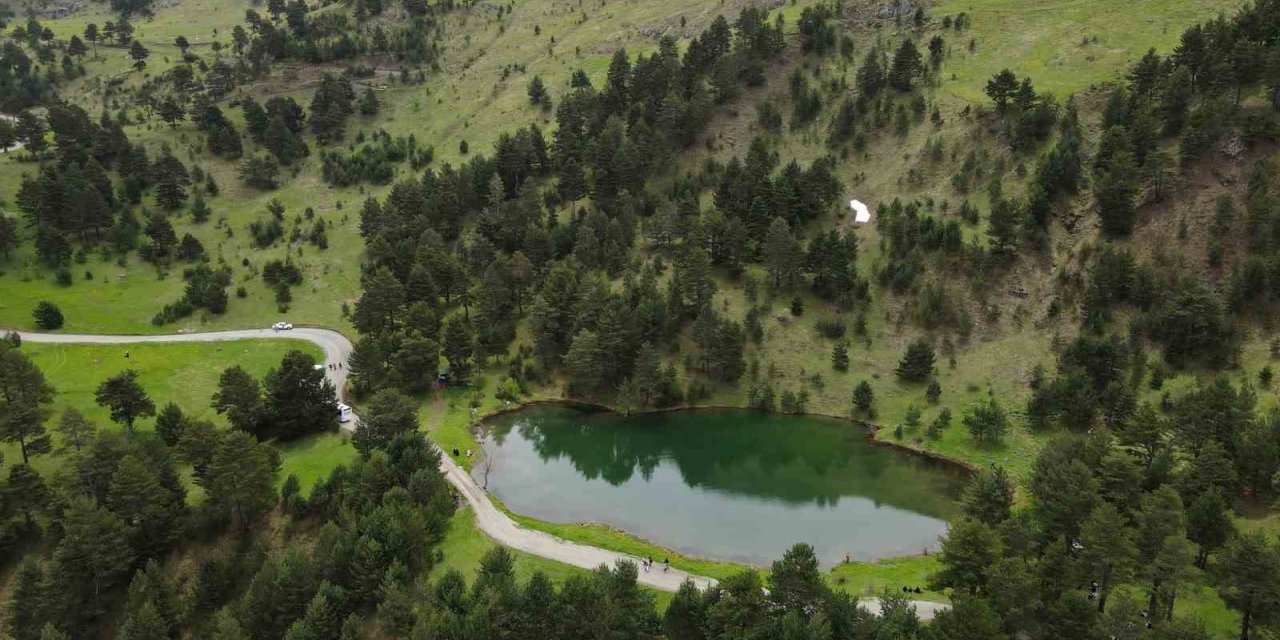 Gençler 19 Mayıs’ı Altınpınar Gölünde kutladı