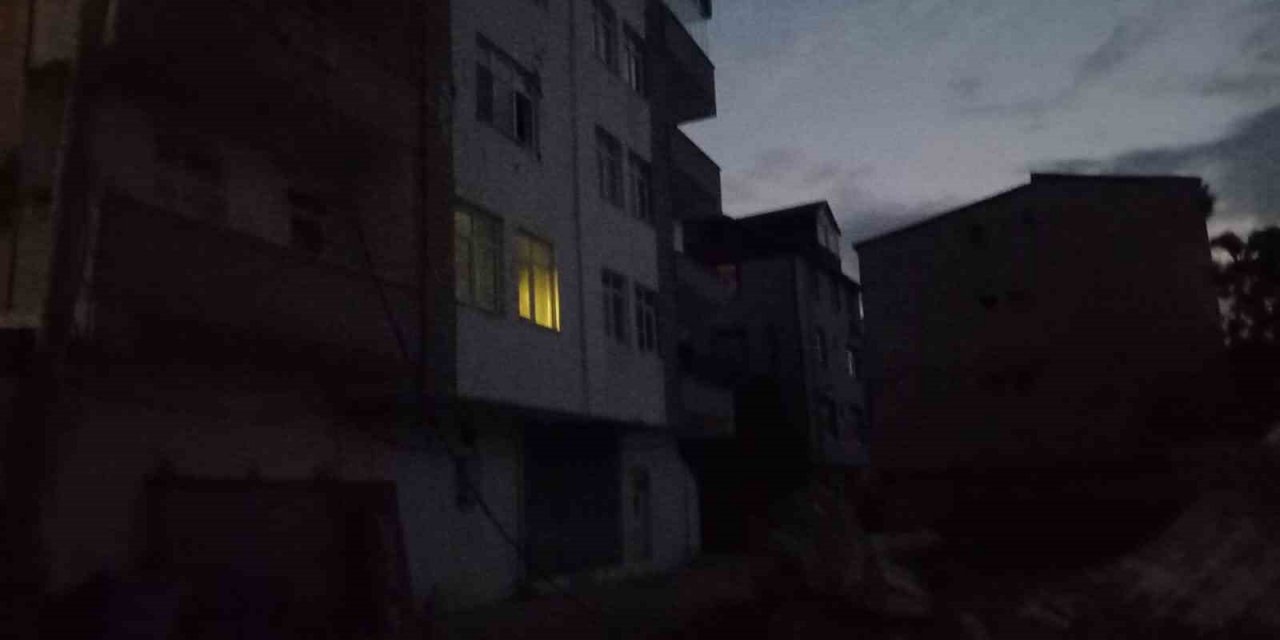 Kontrollü minare yıkımı ilçeyi elektriksiz bıraktı