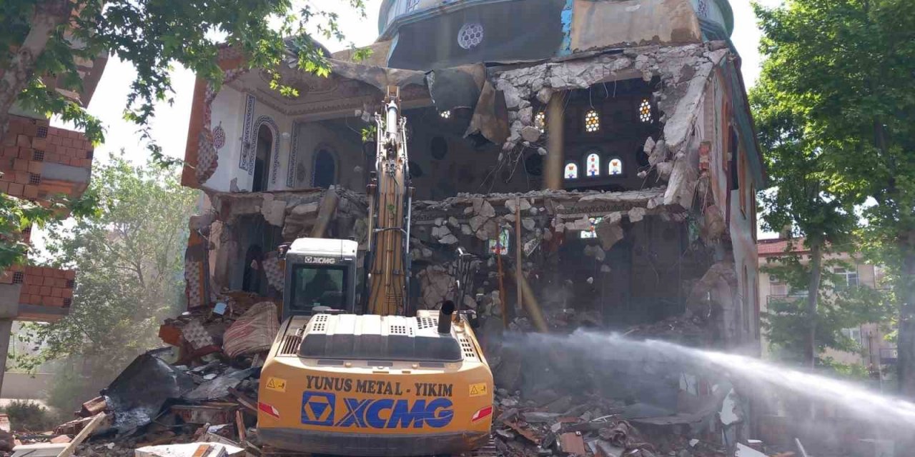 Yenisi yapıldı, hasarlı eski cami yıkıldı