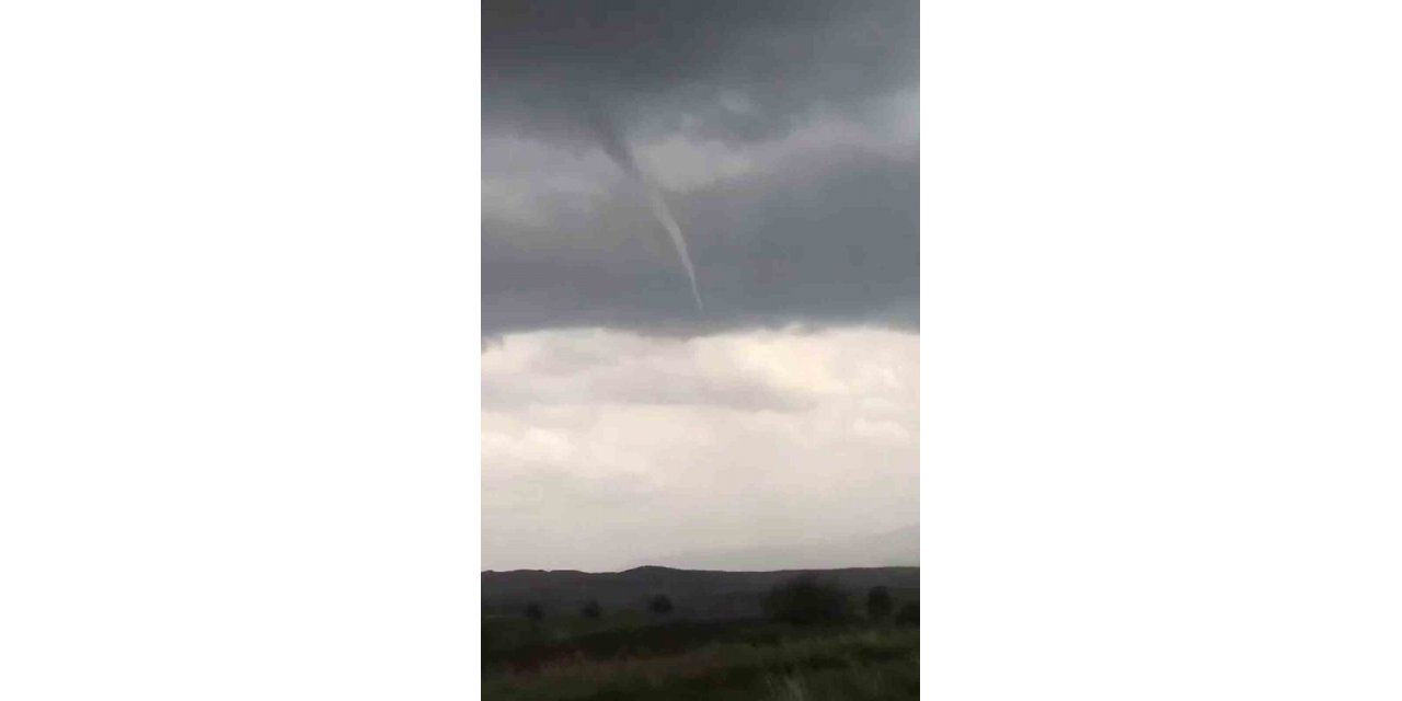 Görüntüledikleri hortumu yorumlayan iki arkadaş izleyenleri gülümsetti