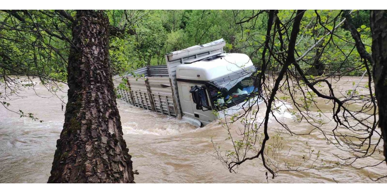 Munzur Çayı’na uçan kamyon çıkarıldı