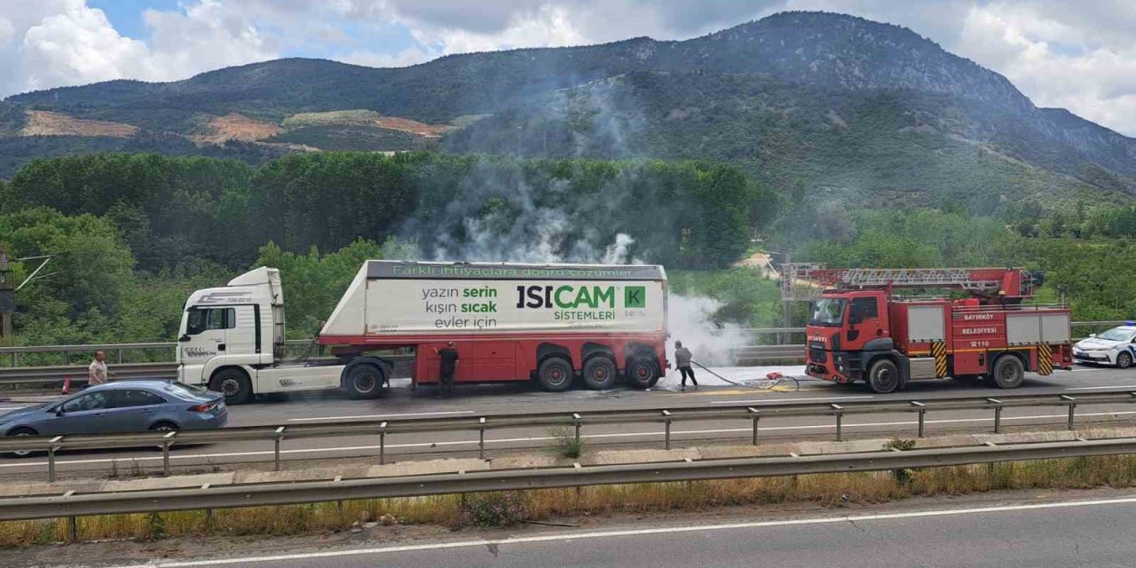 Bilecik’te seyir halindeki tır bir anda alev aldı