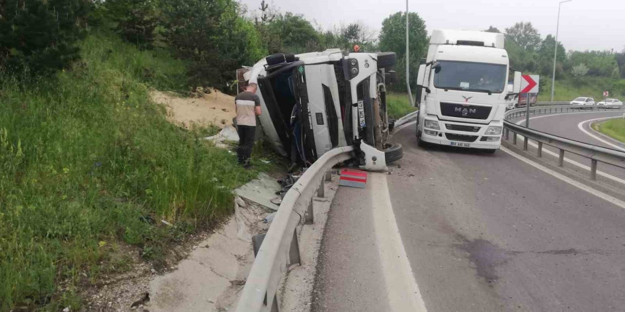 TEM’in bağlantı yolunda tır devrildi: 1 yaralı