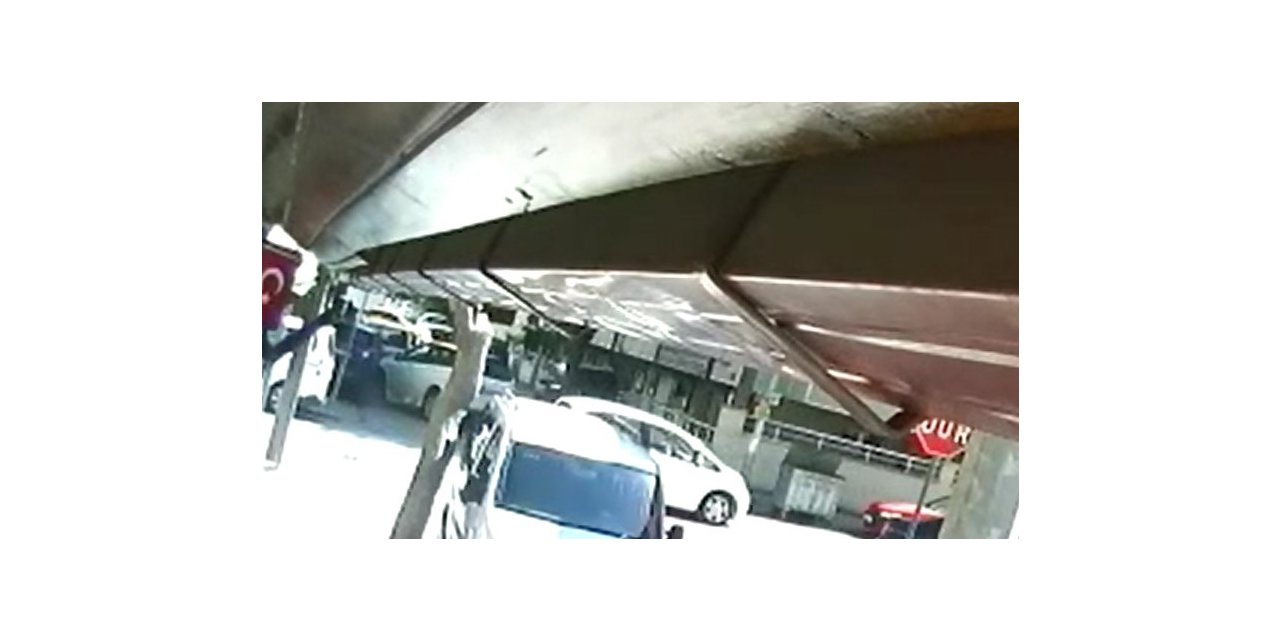 2 araç çarpıştı, en büyük hasarı park halindeki otomobil aldı