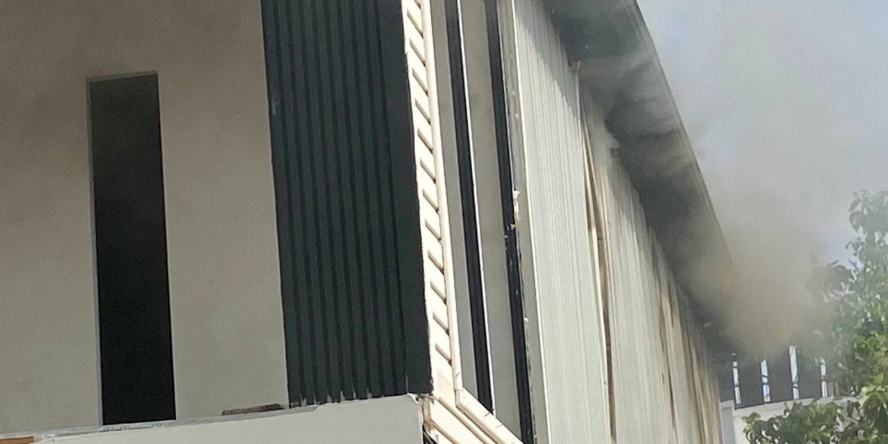 İnşaat halindeki emlak ofisinden çıkan yangın ekipleri alarma geçirdi