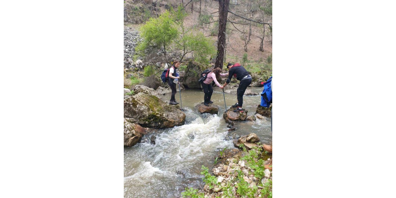 Doğa yürüyüşçüleri Zahran Vadisi’nde eşsiz manzaraları fotoğrafladı