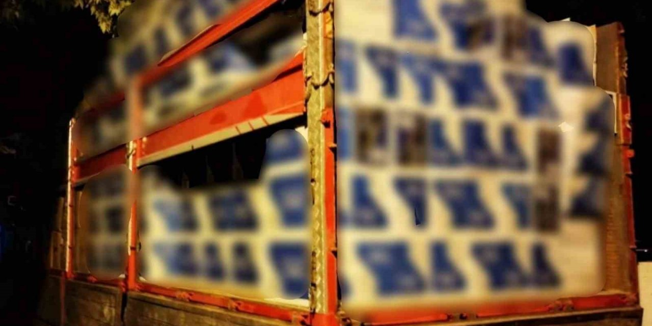 Ekiplerin durdurduğu kamyonda 1 buçuk ton kaçak tütün bulundu