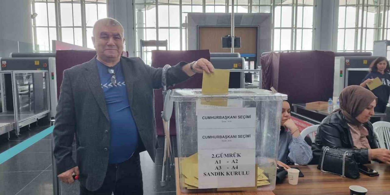 İstanbul Havalimanı’nda oy verme işlemine devam ediliyor