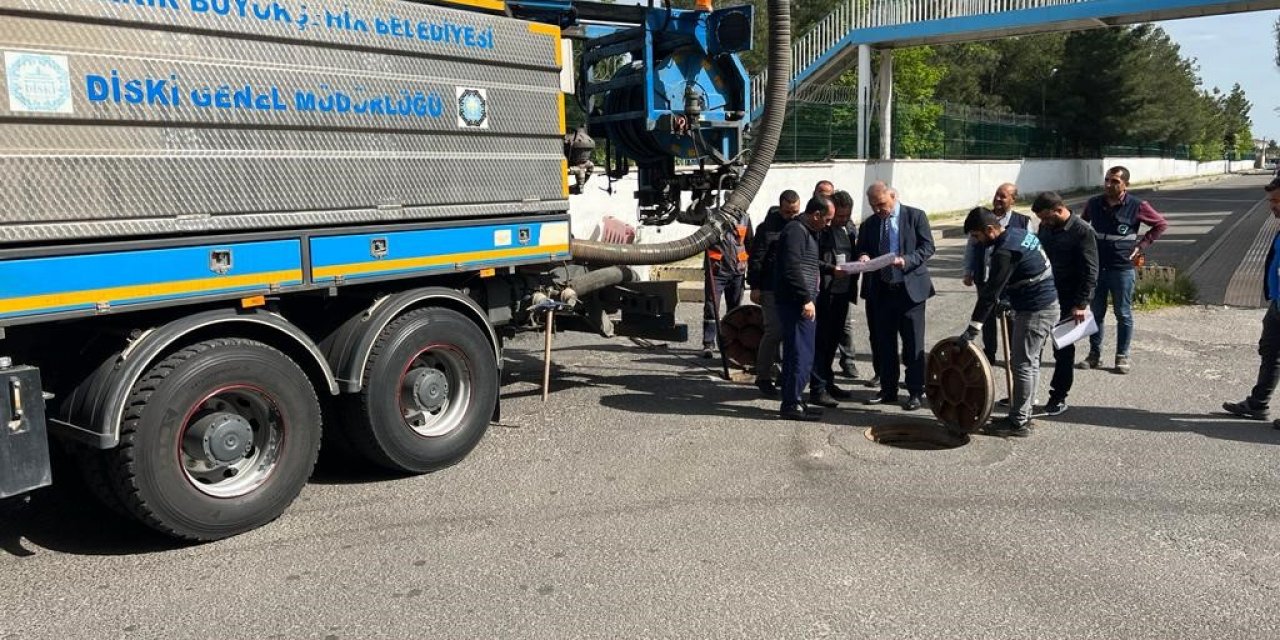 DİSKİ, atıklar nedeniyle tıkanan kanalları temizliyor