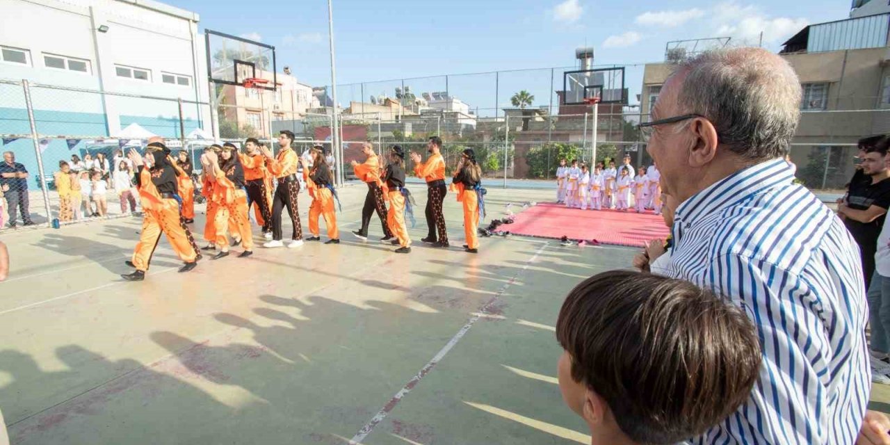 Başkan Akay, gösteri maçında forma giydi