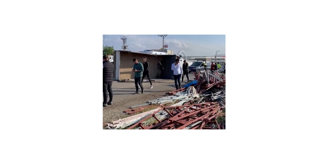 Batman’da inşaat malzemesi yüklü kamyon devrildi: 4 yaralı