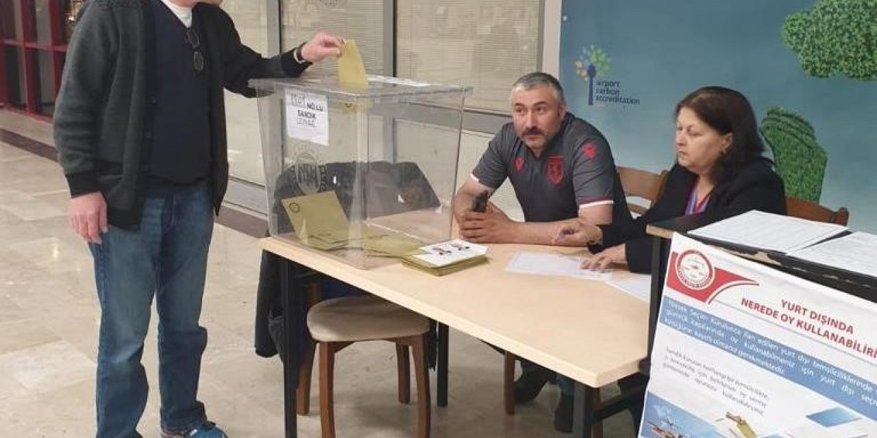 Samsun-Çarşamba Havalimanı gümrük sandıklarında oy verme işlemi