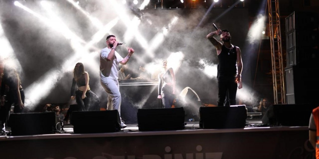 Germencikli gençler konserde doyasıya eğlendi