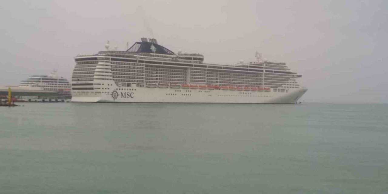 Kuşadası’na kruvaziyer gemileriyle birlikte 4 bin turist geldi